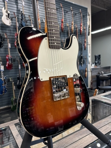 Squier - FSR Classic Vibe '60s Custom Esquire Electric Guitar - 3-Colour Sunburst 2