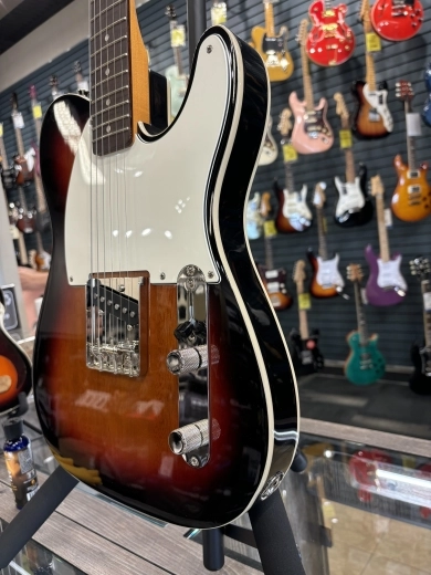Squier - FSR Classic Vibe '60s Custom Esquire Electric Guitar - 3-Colour Sunburst 3