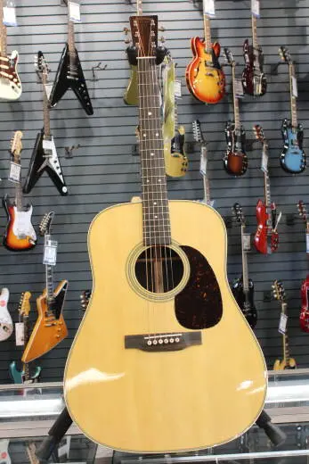 Martin Guitars - D-28 Spruce/Rosewood Acoustic Guitar with Hardshell Case