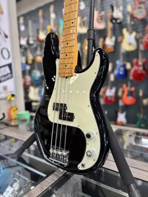 Fender - American Professional II Precision Bass, Maple Fingerboard - Black 3