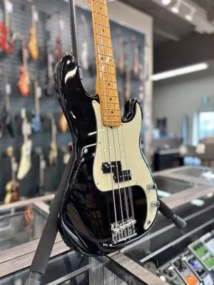 Fender - American Professional II Precision Bass, Maple Fingerboard - Black 2