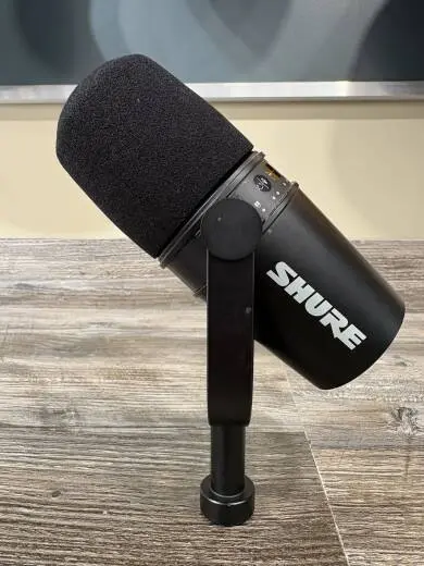 Shure - MV7 XLR/USB Dynamic Podcasting Microphone - Black