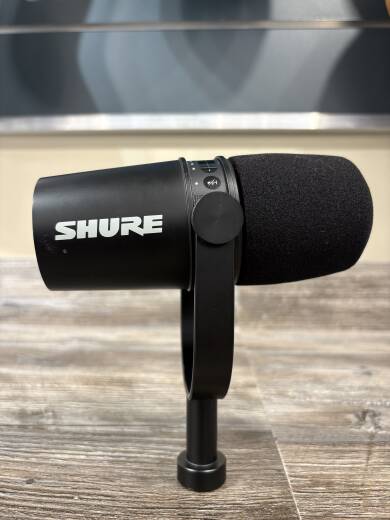 Shure MV7 XLR/USB Dynamic Podcasting Microphone - Silver