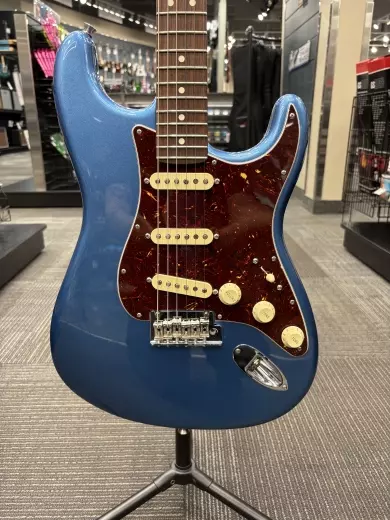 Fender - Limited Edition American Professional II Stratocaster with Case - Lake Placid Blue 2