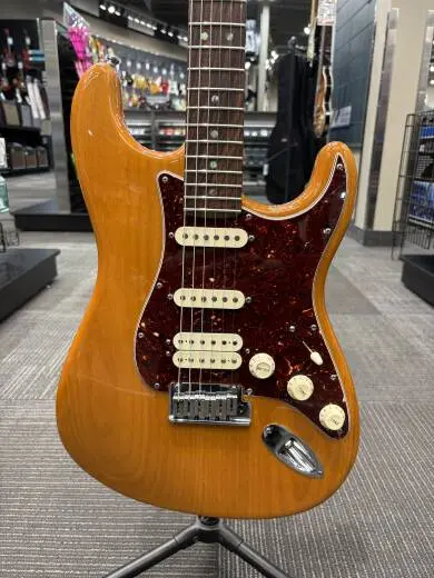 Fender - American Deluxe Stratocaster HSS, Rosewood Fingerboard - Amber 2