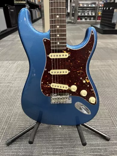 Fender - Limited Edition American Professional II Stratocaster with Case - Lake Placid Blue 3