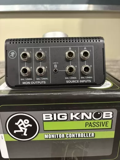 Mackie - Big Knob Passive 2x2 Studio Monitor Controller 2