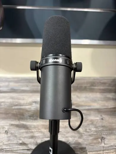 Shure - SM7B Large Diaphragm Cardioid Dynamic Microphone 2
