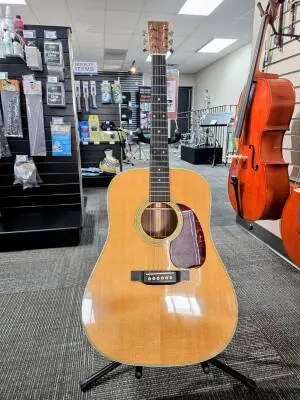 Martin Guitars - D-28 2017