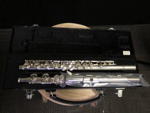 Yamaha Band 200 Series Student Closed Hole Flute With Offset G And Yamaha Band 200 Series Student Closed Hole Flute With Offset G And