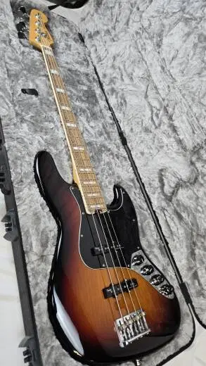 Fender - American Elite Jazz Bass 3 Tone Sunburst 2