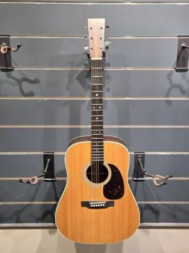 Martin Guitars - D-28 2017