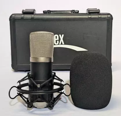 Apex - Compact Studio Condenser Mic with Case - Black 3