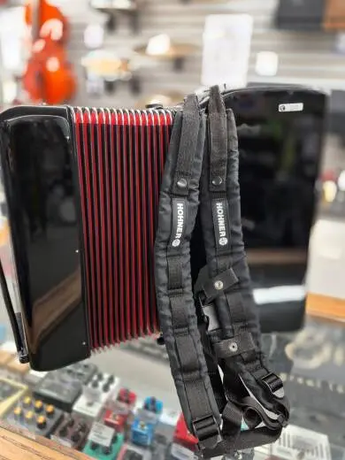 Hohner - BRAVO III 72 Accordion 2