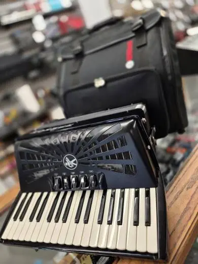 Hohner - BRAVO III 72 Accordion 2