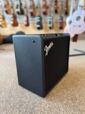Fender Mustang LT25 2
