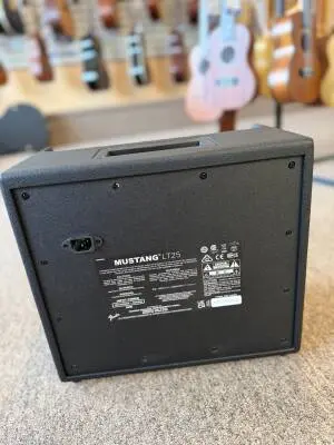 Fender Mustang LT25 2