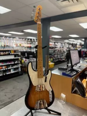 Fender American Vintage  II 54 P Bass 2