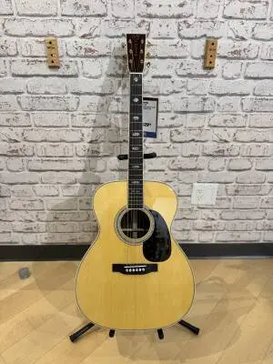 Martin Guitars - J-40