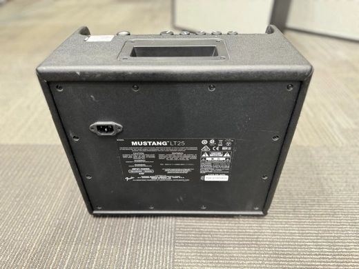FENDER MONTH: Fender Mustang LT25 4