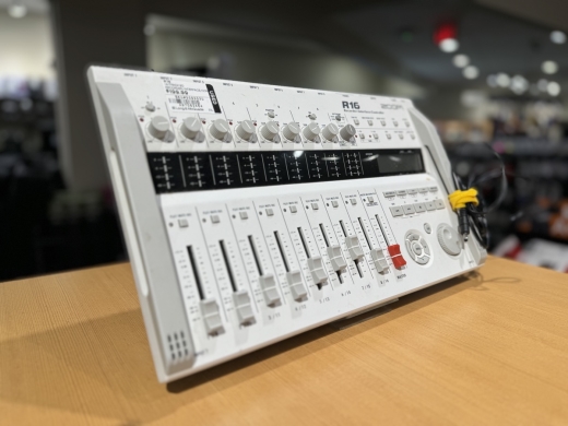 ZOOM R16 16-TRACK SD RECORDER/INTERFACE/CONTROLLER 2