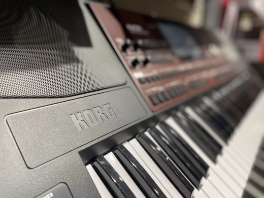 Korg - PA700 2