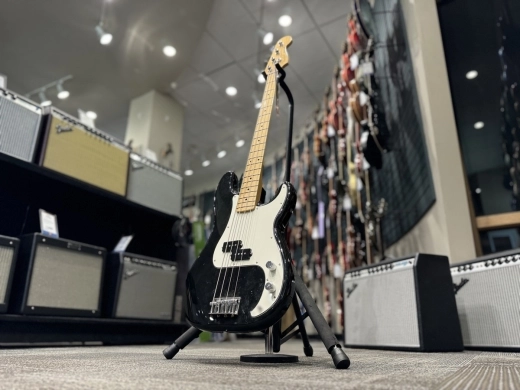 FENDER MONTH: Fender Player P-Bass Black Maple Fretboard 4