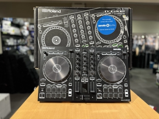 Roland DJ-202 USB DJ Controller 2