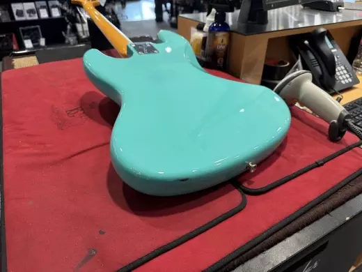 Fender AV II 66 J Bass Seafoam Green 7