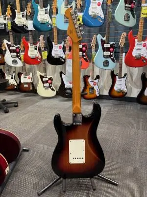 Squier Classic Vibe '60s Stratocaster, Laurel Fingerboard - 3-Color Sunburst 2