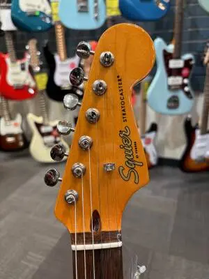 Squier Classic Vibe '60s Stratocaster, Laurel Fingerboard - 3-Color Sunburst 2