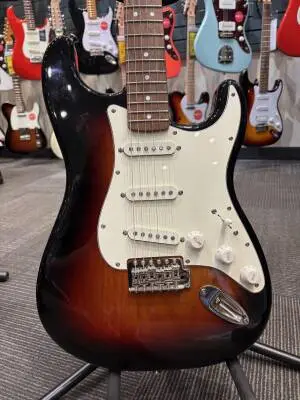 Squier Classic Vibe '60s Stratocaster, Laurel Fingerboard - 3-Color Sunburst 2