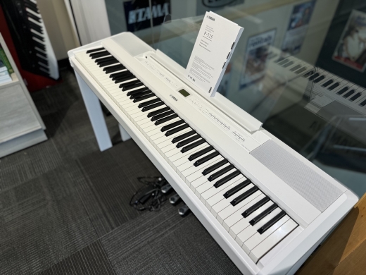 Store Special Product - Yamaha P525 WH Package (Open Box)