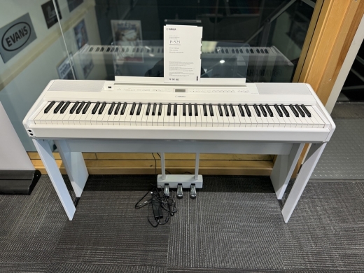 Yamaha P525 WH Package (Open Box) 2