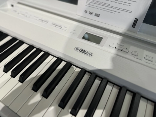 Yamaha P525 WH Package (Open Box) 2