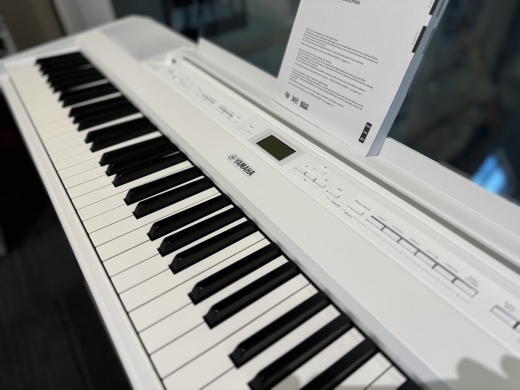 Yamaha P525 WH Package (Open Box) 4