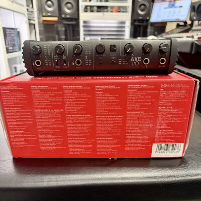 IK Multimedia AXE I/O + AmpliTube 5 Max Bundle