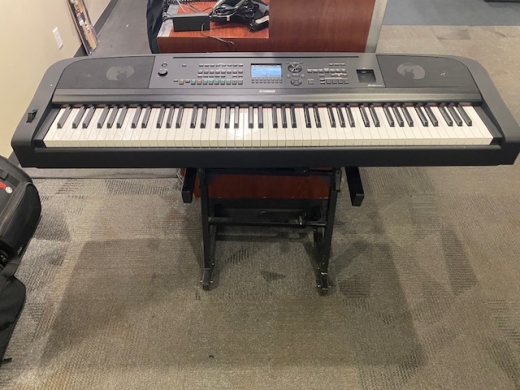 Yamaha - DGX670 B