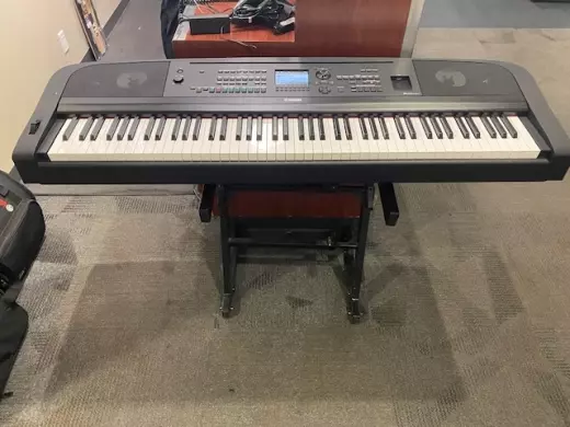 Yamaha - DGX670 B