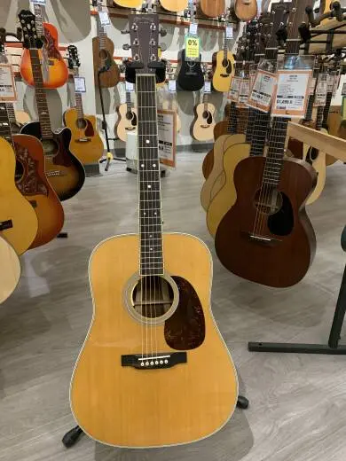 Martin Guitars - D-35 V18