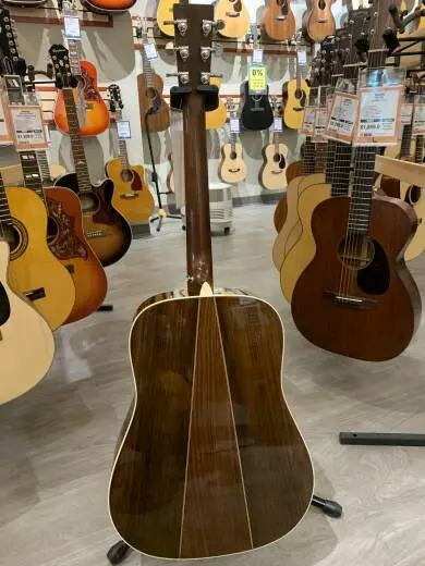 Martin Guitars - D-35 V18 2