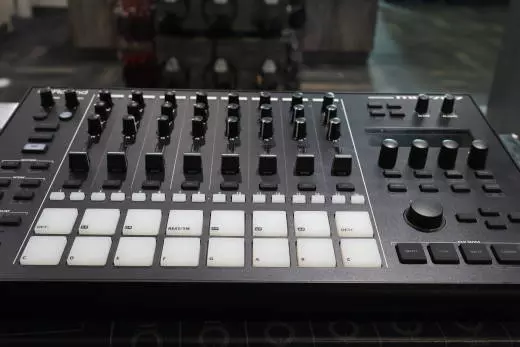 Roland - MC-707 2
