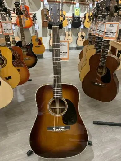Martin Guitars - HD-28 V18 AMBER