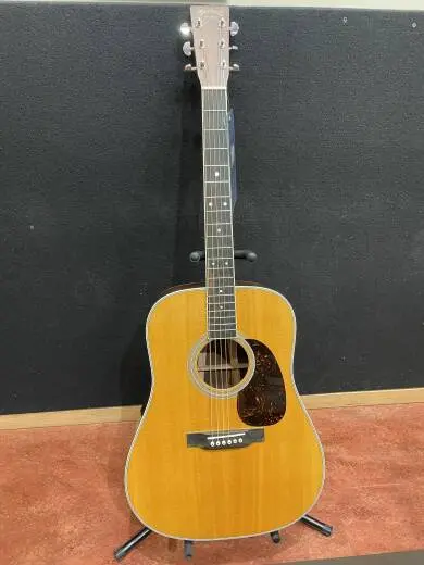 Martin Guitars - D-35 V18