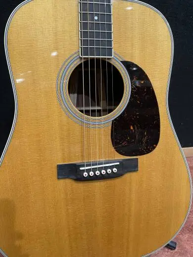 Martin Guitars - D-35 V18 2