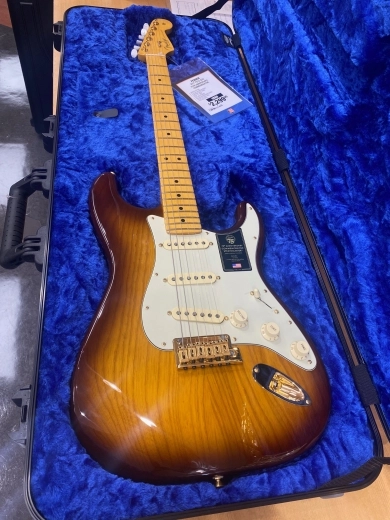 Fender - 75th Anniversary Commemorative Stratocaster, Maple Fingerboard - 2-Colour Bourbon Burst