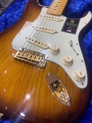 Fender - 75th Anniversary Commemorative Stratocaster, Maple Fingerboard - 2-Colour Bourbon Burst 2