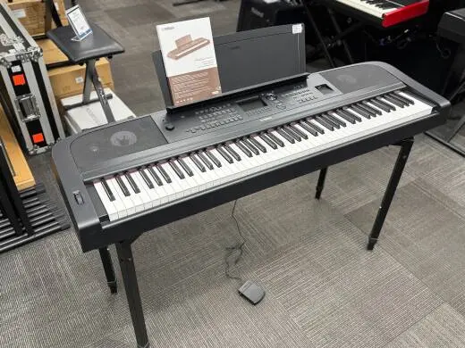 Yamaha - DGX670 B