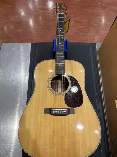 Martin Guitars - D-28 2017