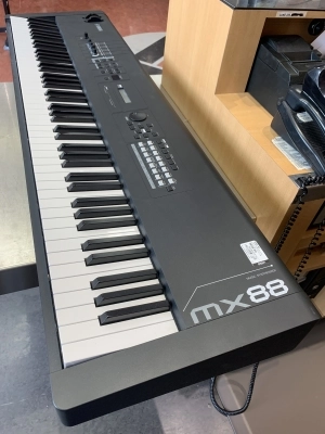Yamaha - MX88 BK 2